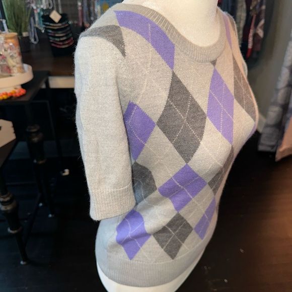 Banana Republic (XS) Grey Short Sleeve Sweater with Purple Pattern - Picture 2 of 5